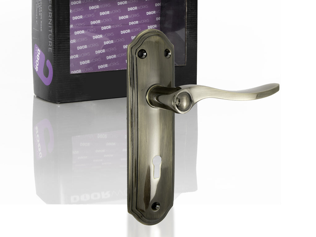 Doorworks Sheelin Antiq Brass Bathroom Lockset Lever On Plate