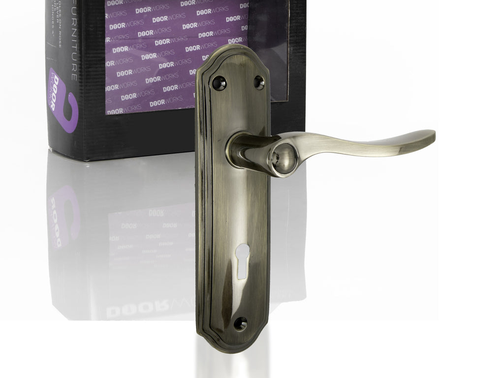 Doorworks Sheelin Antiq Brass Lockset Lever On Plate